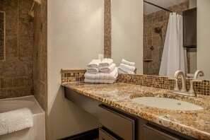 Hair dryer, towels, soap, shampoo - 4BR Pet-Friendly w/Fenced Yard, Theme Parks, BMT! (San Antonio)