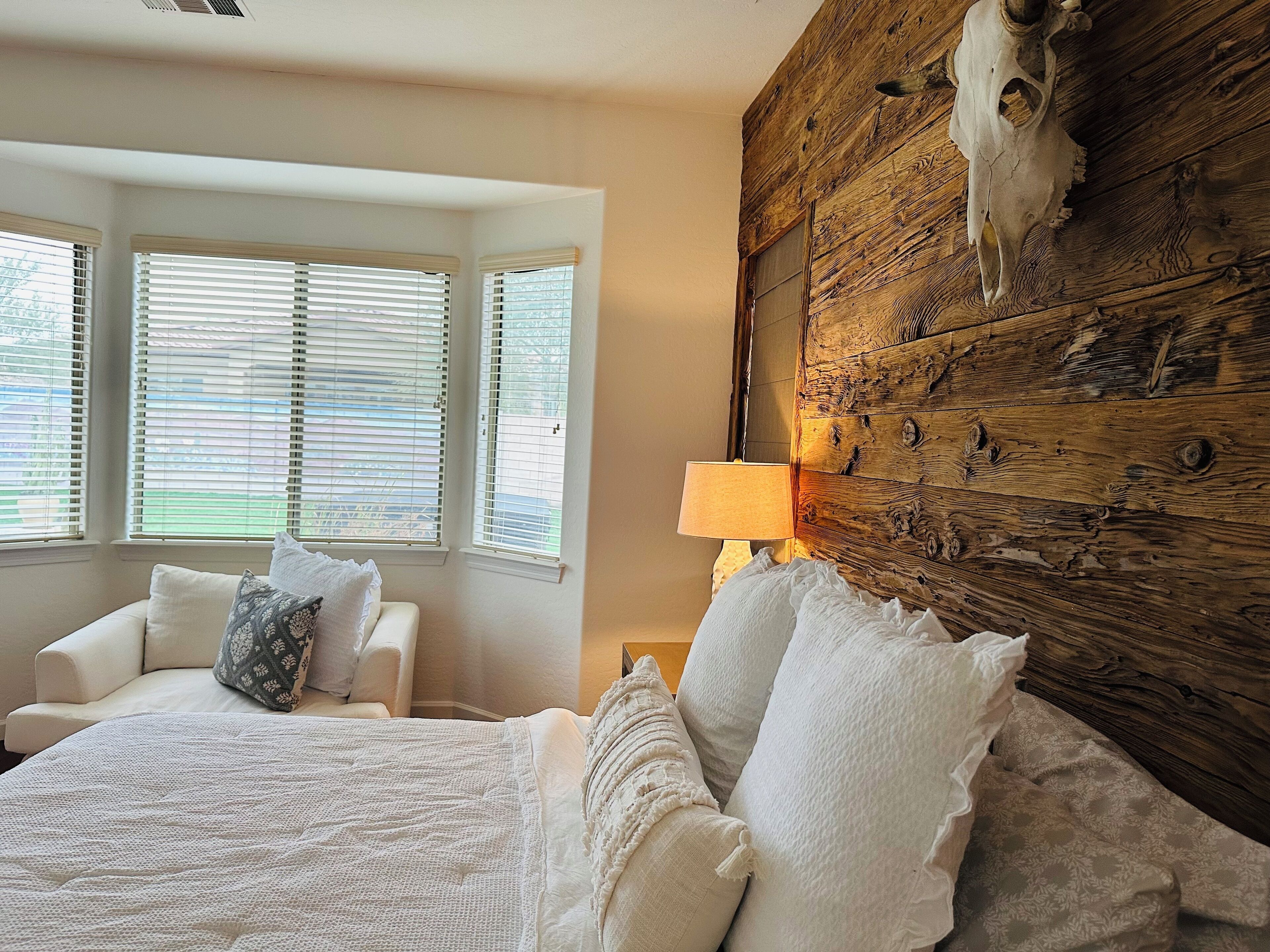 3 slaapkamers, een kluis op de kamer, een strijkplank/strijkijzer, wifi