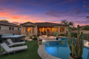 Propiedad residencial con piscina, mobiliario exterior y zona de patio.