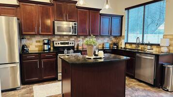 Een koelkast, een microgolfoven, een oven, een kookplaat