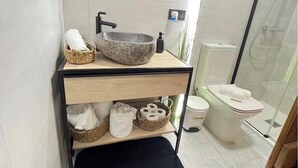 Hair dryer, towels, soap, toilet paper - Madrid comfort suites (Aluche)