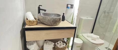 ヘアドライヤー、タオル、石鹸、トイレットペーパー