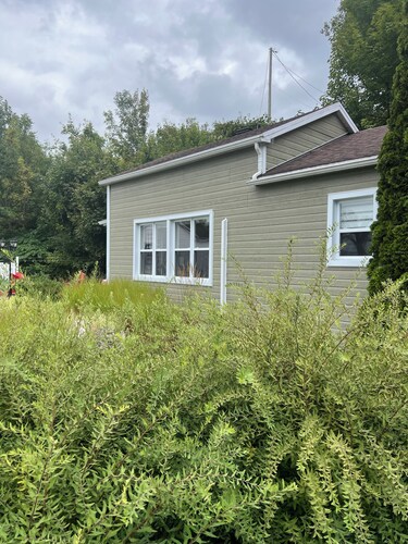Maison de 2 chambres à Saint-jean / accès privé au fleuve et piscine d'été.