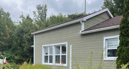 Maison de 2 chambres à Saint-jean / accès privé au fleuve et piscine d'été.