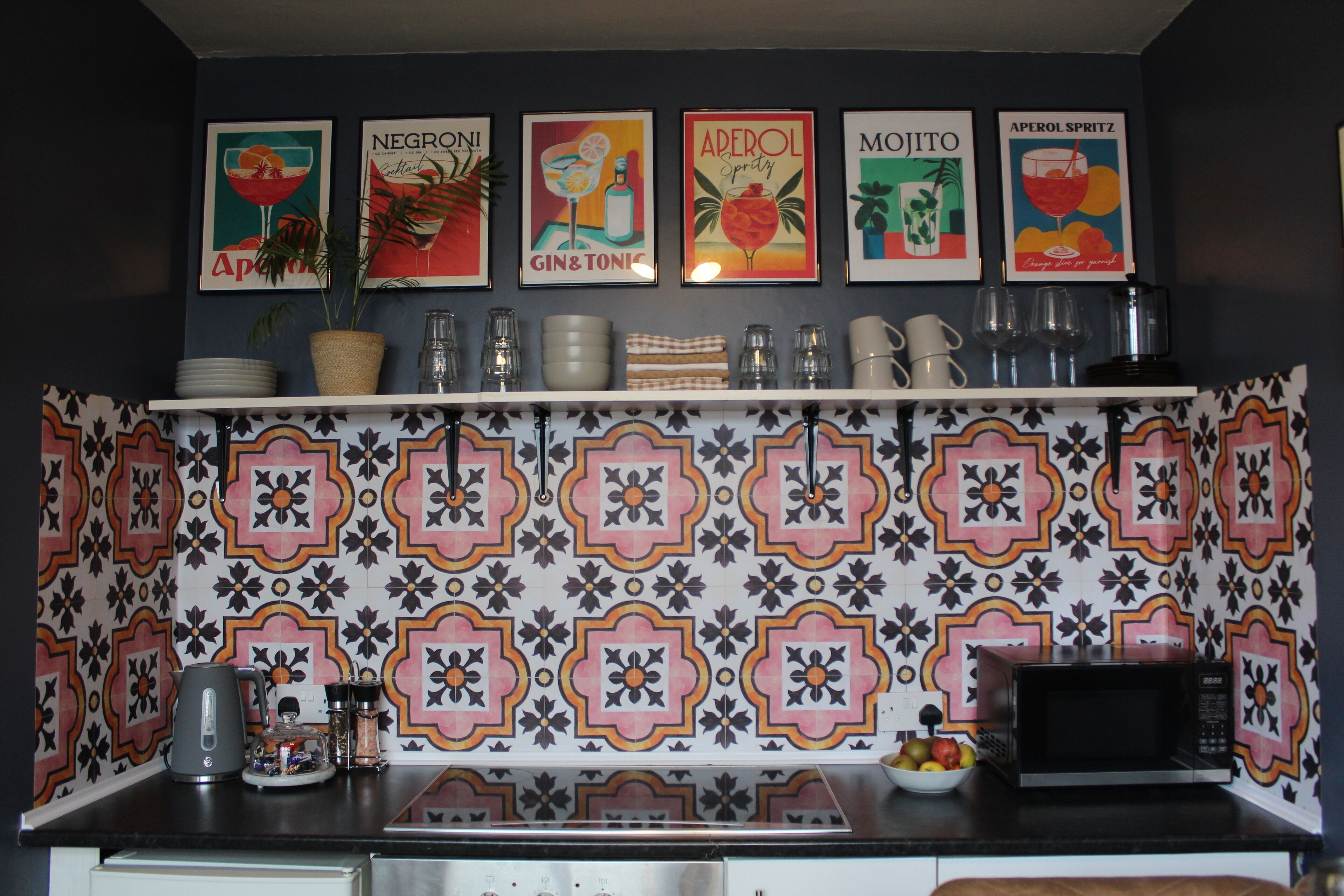 冷蔵庫、電子レンジ、オーブン、コンロ