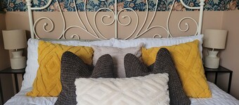 Hidden Retreat - 4 minutes to the beach!