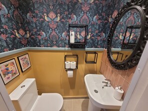 Een douche, een haardroger, handdoeken, zeep