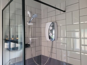 Een douche, een haardroger, handdoeken, zeep