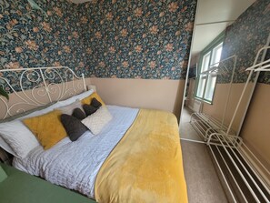 1 Schlafzimmer, Reisekinderbett, kostenloses WLAN, Bettwäsche