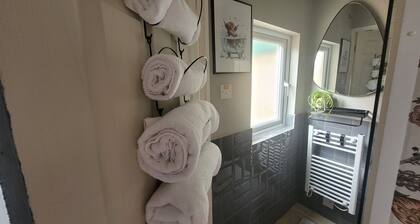 Hidden Retreat - 4 minutes to the beach!