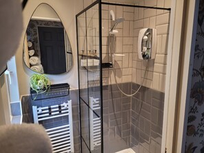 Een douche, een haardroger, handdoeken, zeep