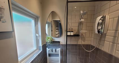 Hidden Retreat - 4 minutes to the beach!