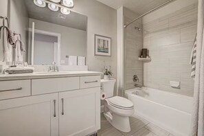 Shower, hair dryer, towels, soap - Heated Pool•HotTub•PingPong Foosball•xBox•FastWiFi (Washington)