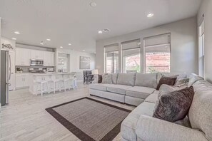 Living area - Heated Pool•HotTub•PingPong Foosball•xBox•FastWiFi (Washington)