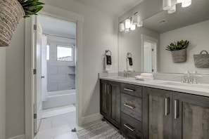Shower, hair dryer, towels, soap - 4 Bed/4Ba Home w/HotTub FirePit+Pool -Pet Friendly (Washington)