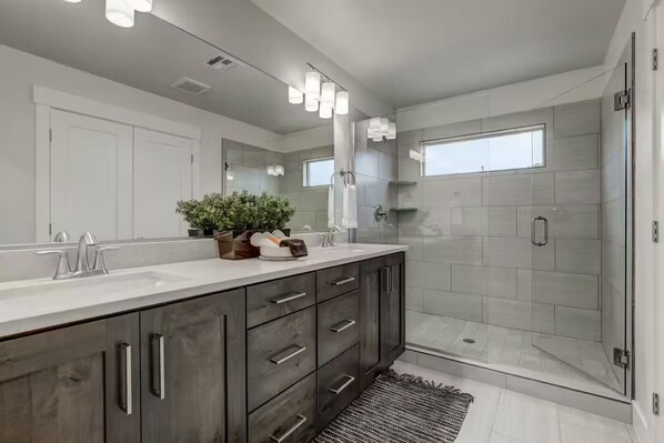 Shower, hair dryer, towels, soap - 4 Bed/4Ba Home w/HotTub FirePit+Pool -Pet Friendly (Washington)