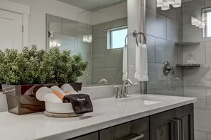 Shower, hair dryer, towels, soap - 4 Bed/4Ba Home w/HotTub FirePit+Pool -Pet Friendly (Washington)