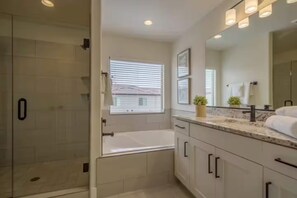 Shower, hair dryer, towels, soap - Family Fun - Pool & HotTub - Near Sand Hollow & Zion (Washington)