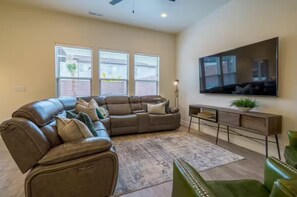 Living area - Family Fun - Pool & HotTub - Near Sand Hollow & Zion (Washington)