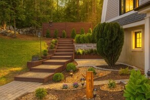Property grounds - Luxury 2BR Andover entire home near Boston with fireplace, Parking & Balconies. (Andover)