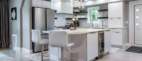 Réfrigérateur, micro-ondes, four, plaque de cuisson