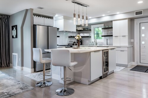 Luxury 2BR Andover entire home near Boston with fireplace, Parking & Balconies.