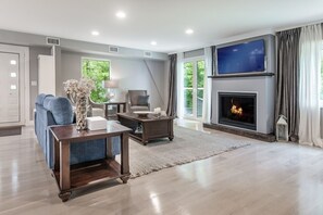 Smart TV, fireplace, books - Luxury 2BR Andover entire home near Boston with fireplace, Parking & Balconies. (Andover)
