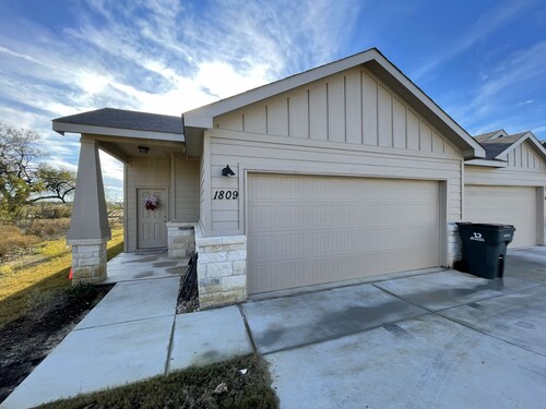 Cozy Newly Constructed 2-Bedroom Townhome in Quaint Georgetown