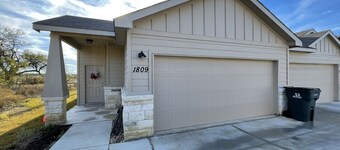 Cozy Newly Constructed 2-Bedroom Townhome in Quaint Georgetown