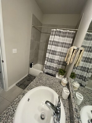 Secadora de cabello, toallas, jabón, papel de baño