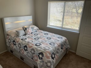 2 bedrooms, iron/ironing board, free WiFi, bed sheets - Cozy Newly Constructed 2-Bedroom Townhome in Quaint Georgetown (Georgetown)