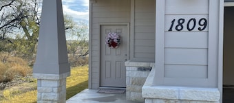 Cozy Newly Constructed 2-Bedroom Townhome in Quaint Georgetown