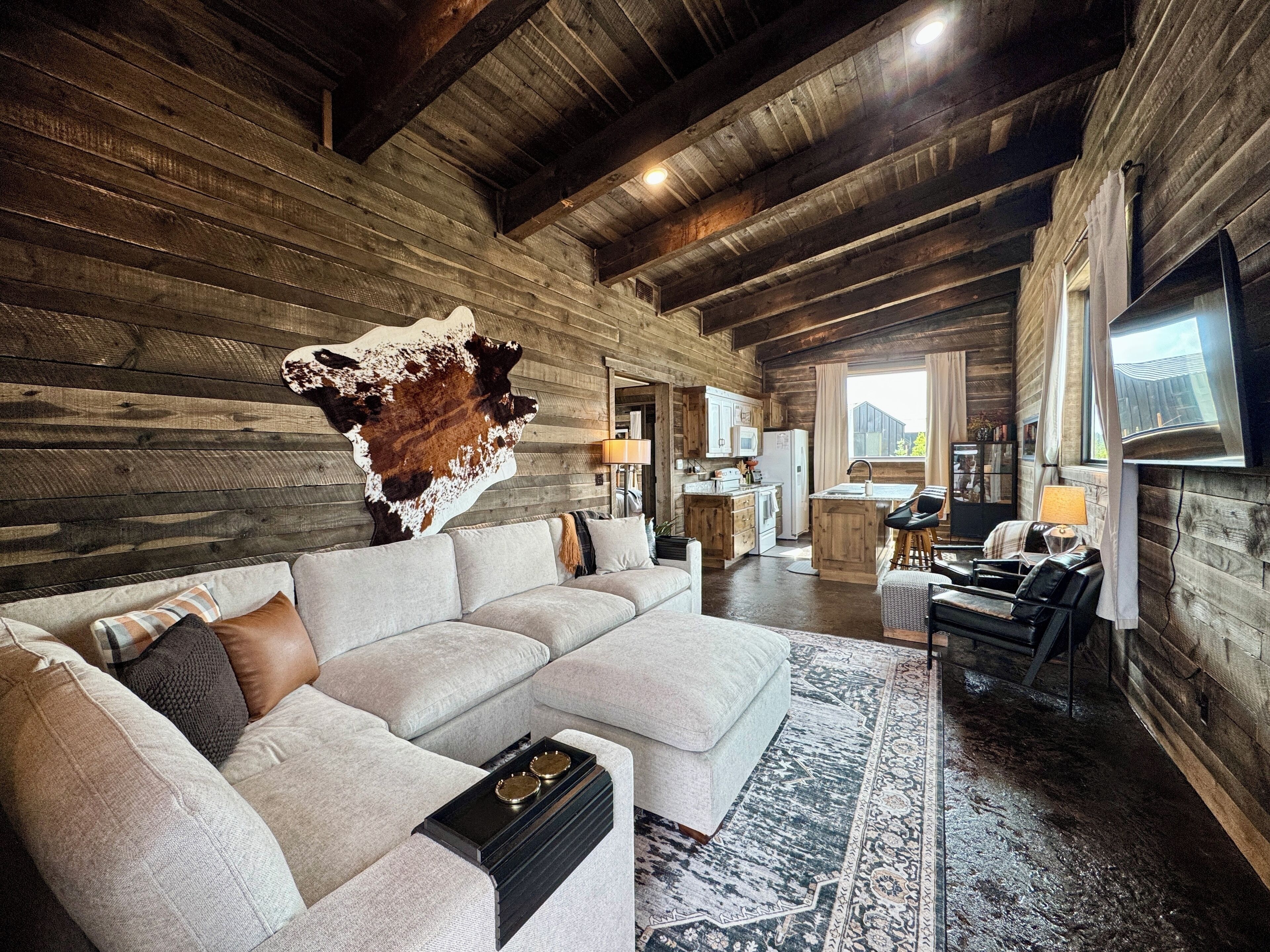 Una Smart TV, libros, un reproductor estéreo