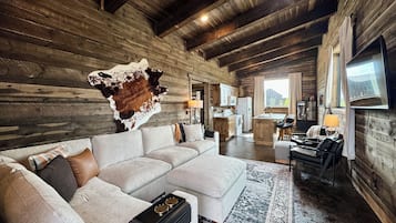 Una Smart TV, libros, un reproductor estéreo