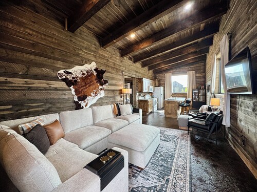 Pinion Pines Western Chalet #19 - A/C, Wi-Fi, Hot Tubs, CLEAN, Easy Access