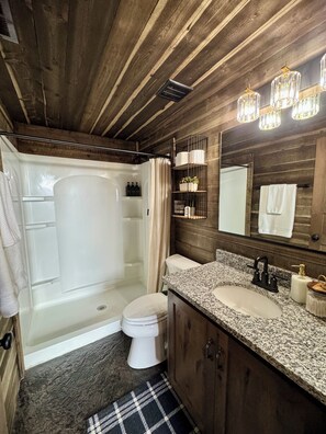 Secador de pelo, toallas, jabón, shampoo