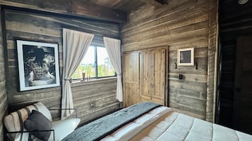 2 bedrooms, iron/ironing board, travel cot, free WiFi