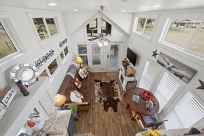 TV, fireplace, books - Peaceful Tiny Home Retreat Near Downtown McKinney (McKinney)