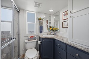 Secadora de cabello, toallas, jabón, shampoo 