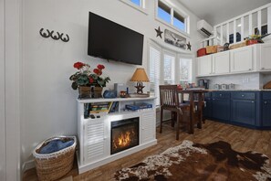 Interior - Peaceful Tiny Home Retreat Near Downtown McKinney (McKinney)