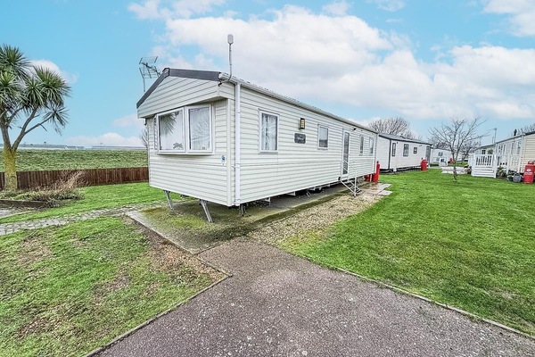 Escape to the Essex sunshine coast and discover all that St Osyth Beach has to offer. Minutes from the beach it is the perfect base for the whole family.