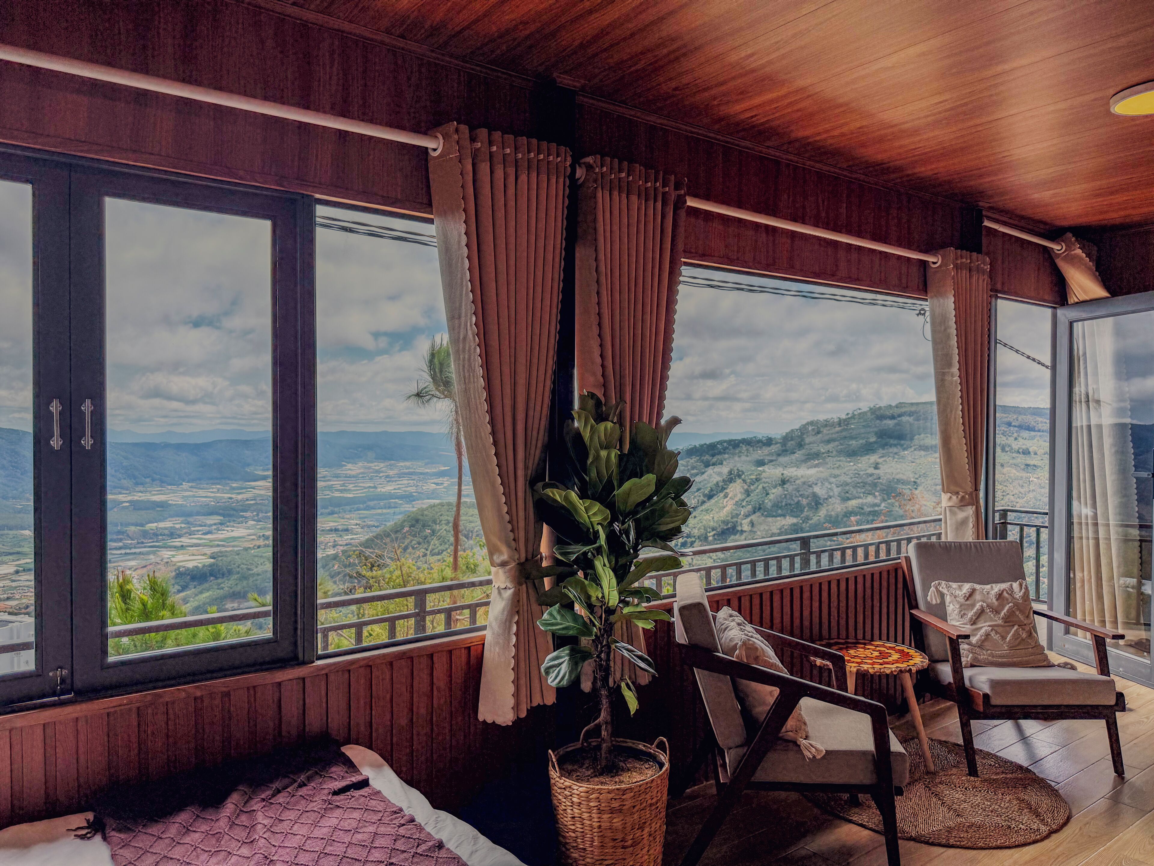 Deluxe-Doppelzimmer, Balkon, Bergblick | Daunenbettdecken, Betten mit Memory-Foam-Matratzen