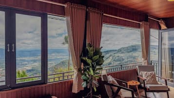 Deluxe-Doppelzimmer, Balkon, Bergblick | Daunenbettdecken, Betten mit Memory-Foam-Matratzen