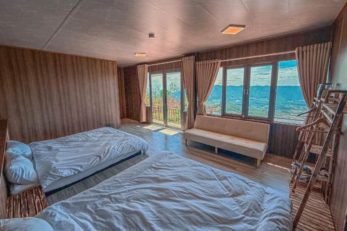 Quarto quádruplo luxo, vista para a montanha | Edredons de pluma, camas com colchões de espuma com sistema de memória