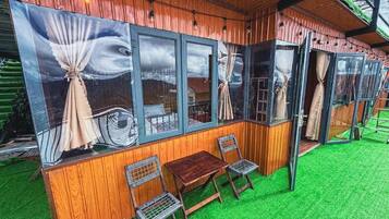 Dobbeltrom – deluxe, balkong, dalutsikt | Utendørsservering