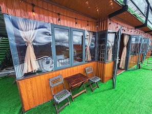 Deluxe-Doppelzimmer, Balkon, Talblick | Speisen im Freien