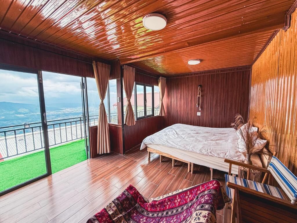 Dobbeltrom – deluxe, balkong, dalutsikt | Blendingsgardiner, strykejern/-brett og wi-fi (inkludert)