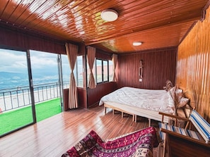 Deluxe-Doppelzimmer, Balkon, Talblick | Verdunkelungsvorhänge, Bügeleisen/Bügelbrett, kostenloses WLAN