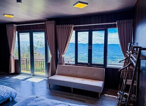 Habitación cuádruple Deluxe, vista a la montaña | Vista a la montaña