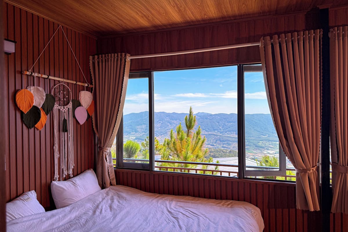 Quarto casal luxo, sacada, vista para a montanha | Edredons de pluma, camas com colchões de espuma com sistema de memória